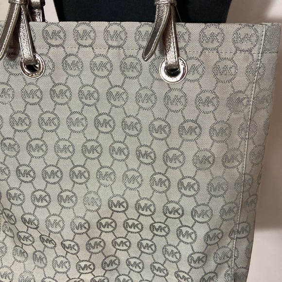 Michael Kors Silver Gray Jet Set Travel Tote Metallic Leather Strap MK Jacquard - Picture 4 of 6
